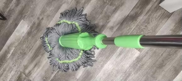 Self-twisting Mop